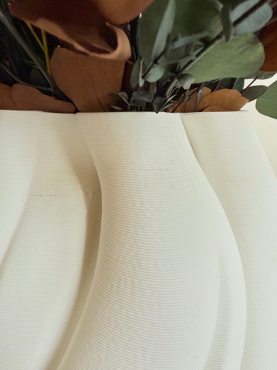 [2 weekdays]  Dance of Serenity Clover Vase Arrangement [L] green