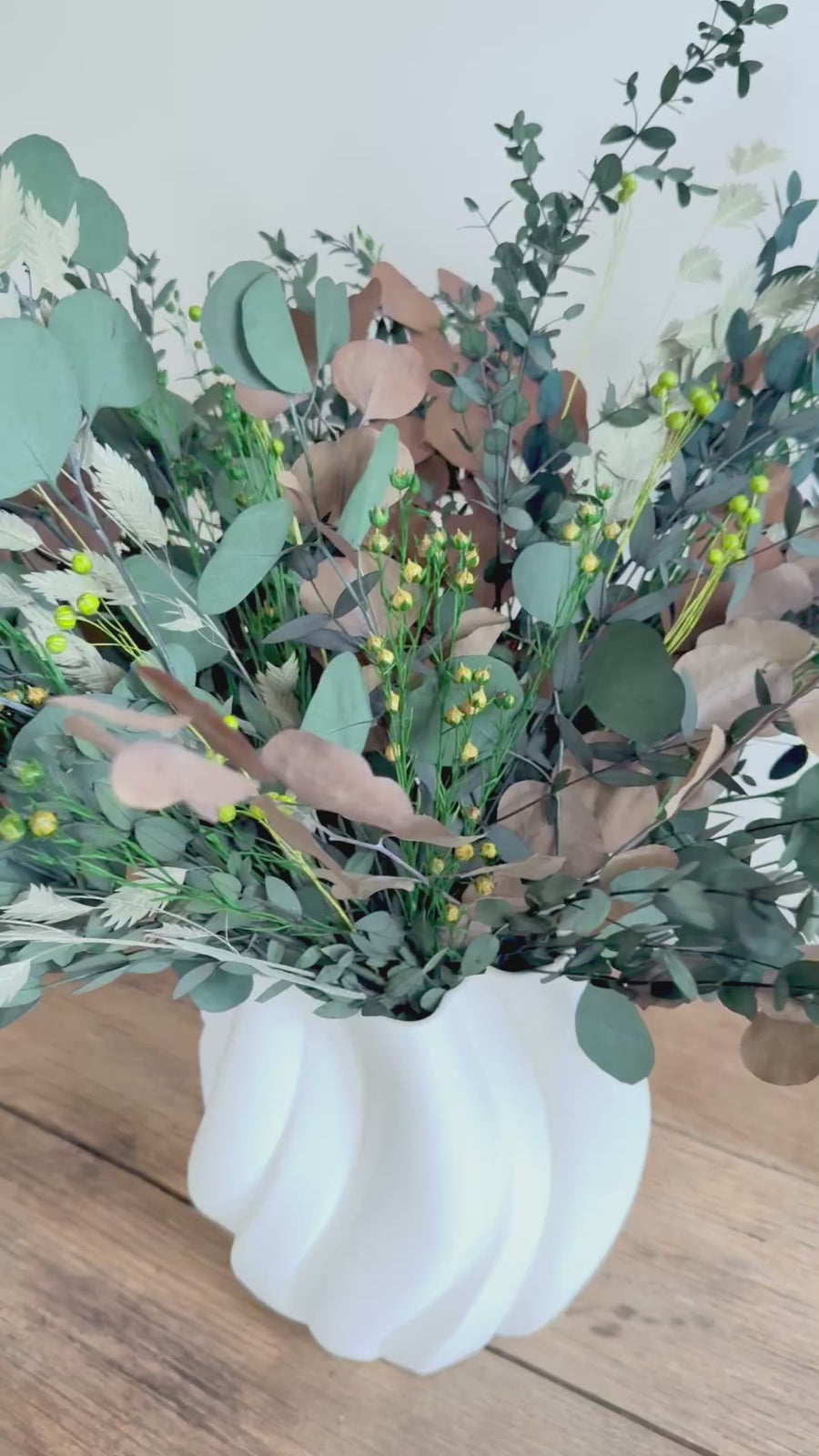 [2 weekdays]  Dance of Serenity Clover Vase Arrangement [L] green